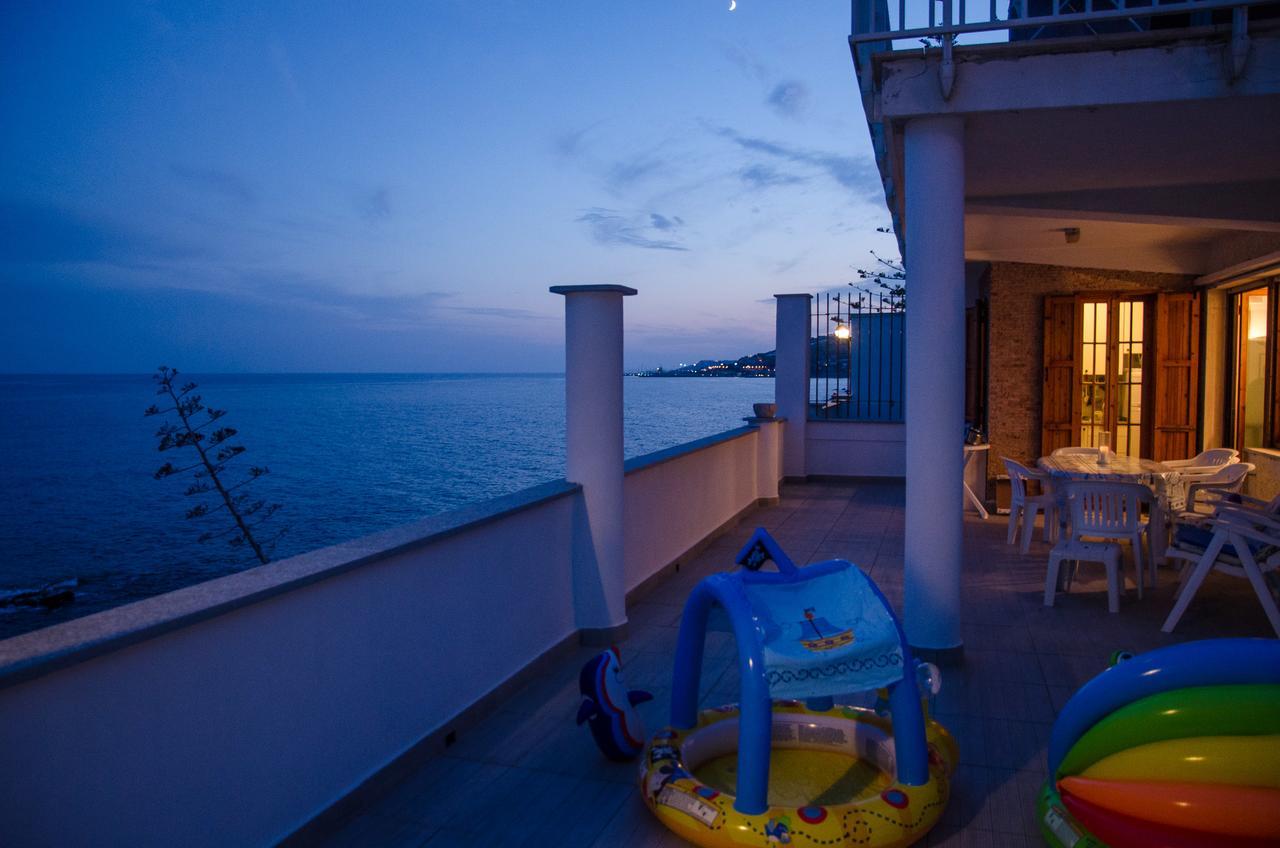 Seaside holiday apartment - unique location Cipressa Exterior foto