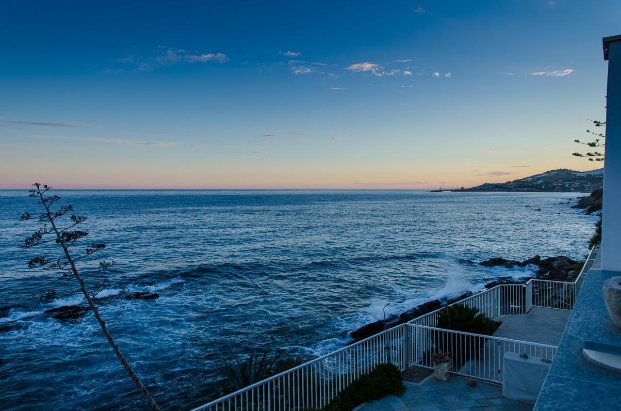 Seaside holiday apartment - unique location Cipressa Exterior foto