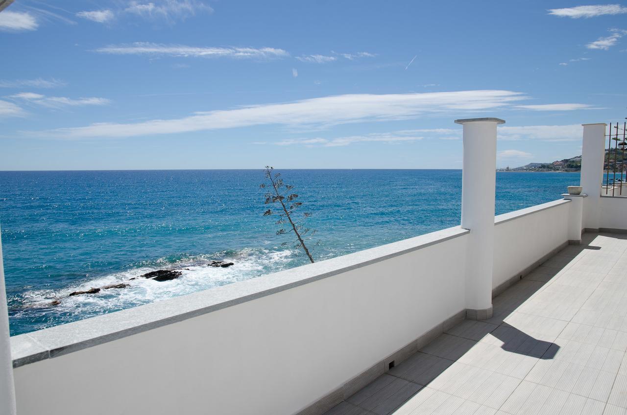 Seaside holiday apartment - unique location Cipressa Exterior foto